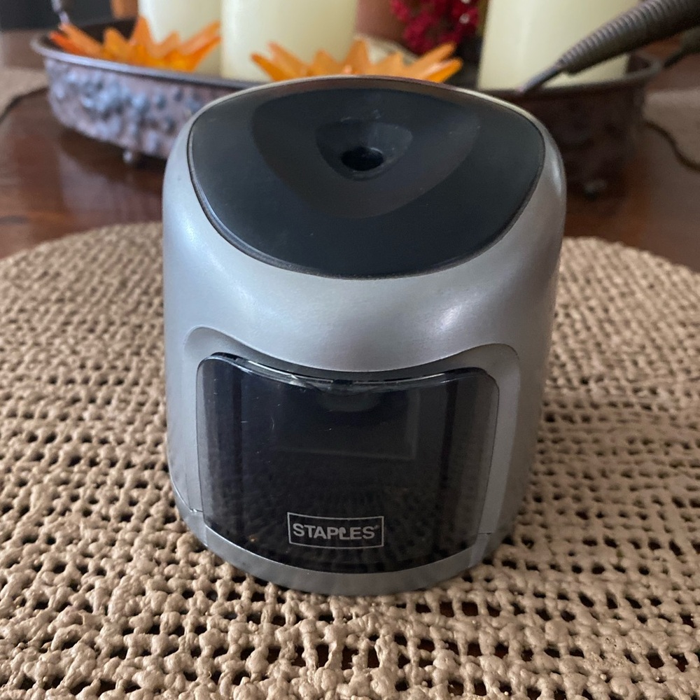 STAPLES DESKTOP ELECTRIC PENCIL SHARPENER BATTERY OPERATED